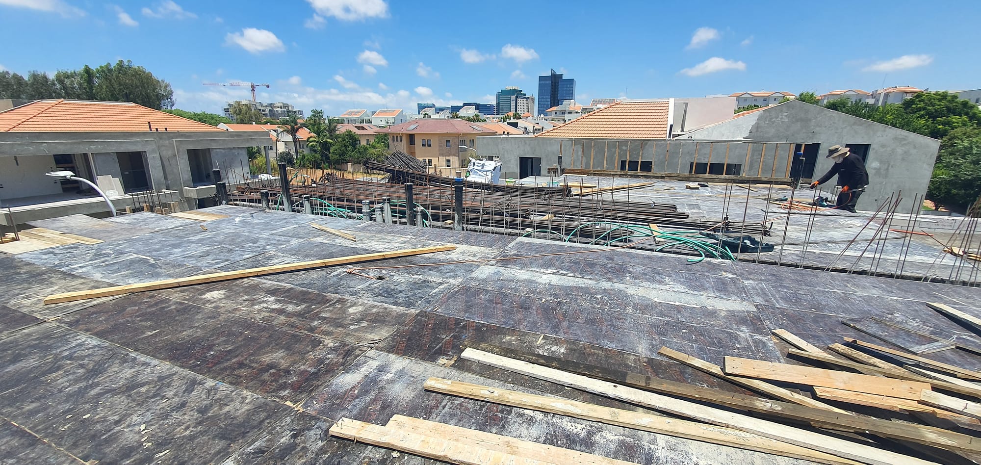 בנית שלד בית דו משפחתי ברעננה