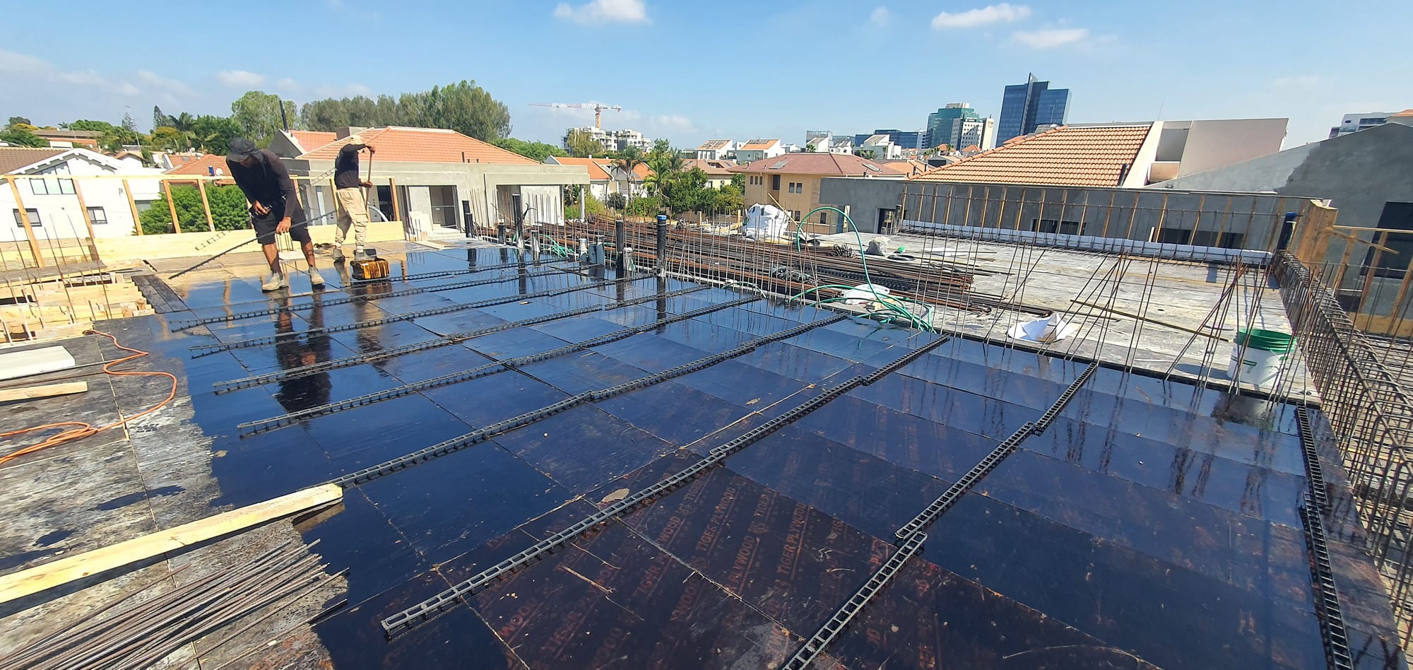 בנית שלד בית דו משפחתי ברעננה