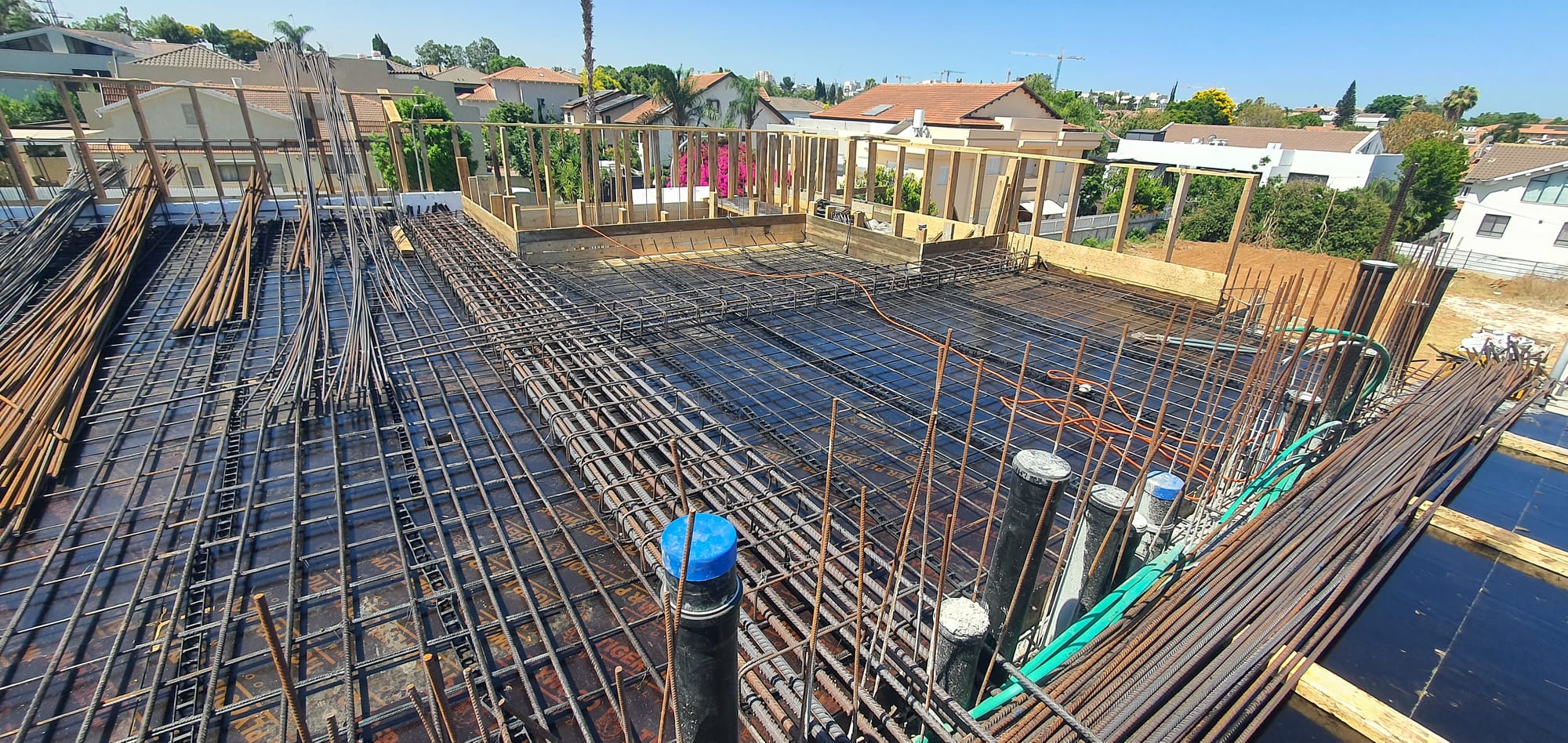 בנית שלד בית דו משפחתי ברעננה