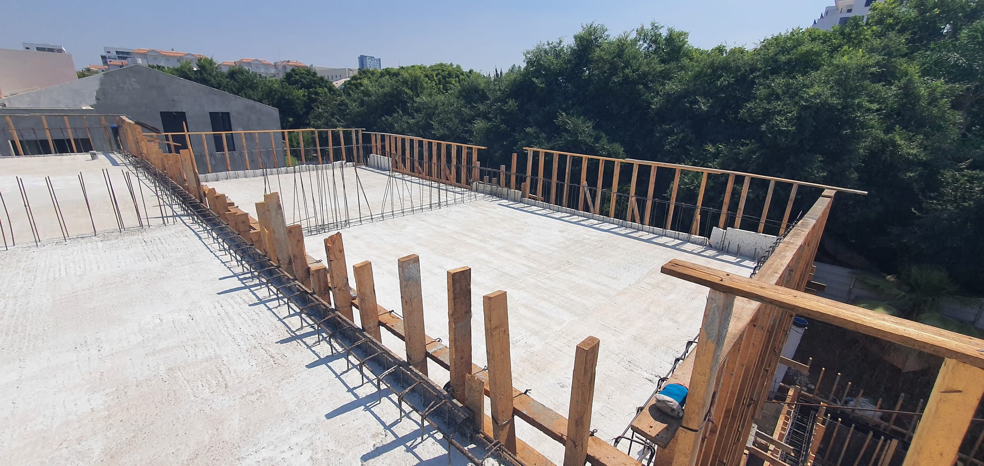 בנית שלד בית דו משפחתי ברעננה