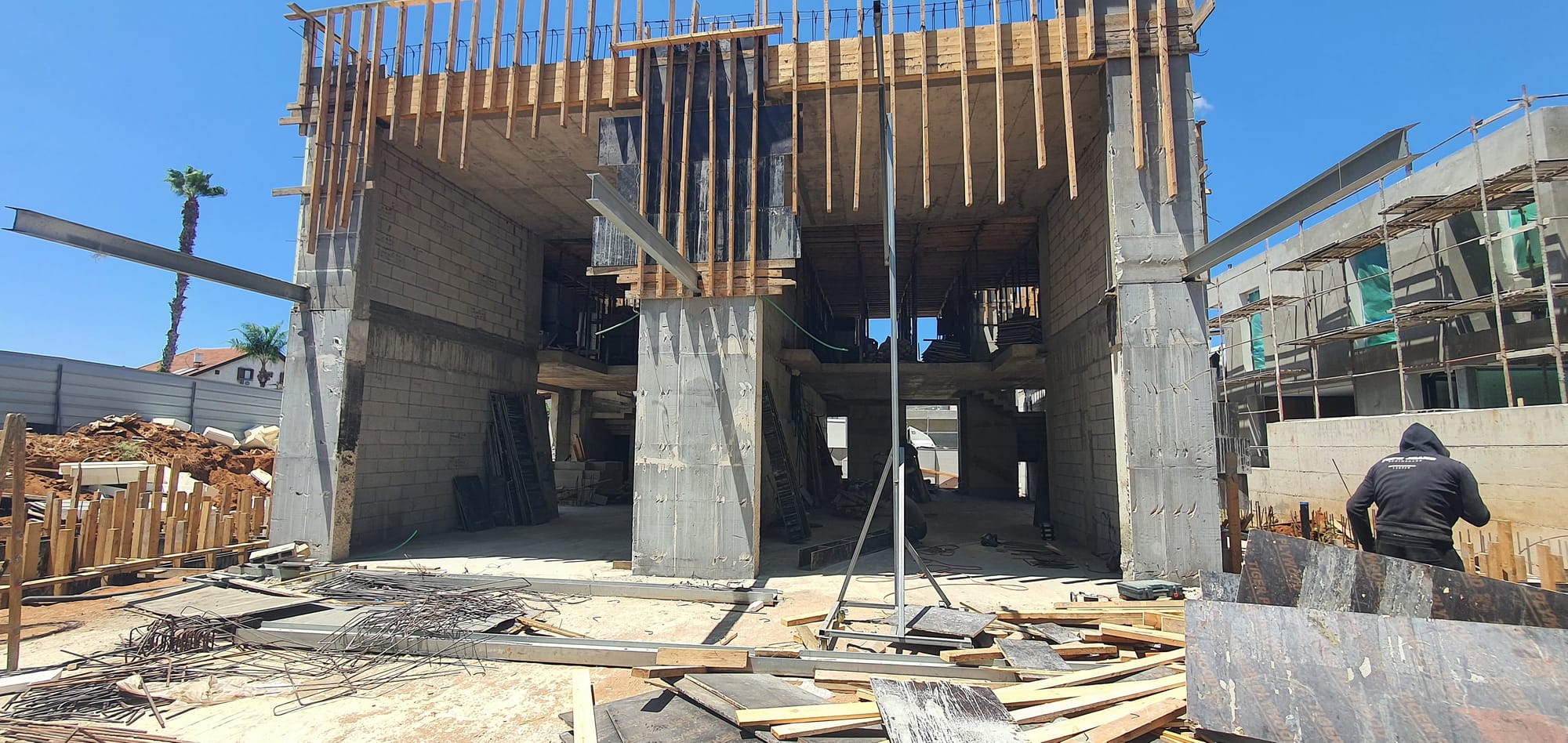 בנית שלד בית דו משפחתי ברעננה