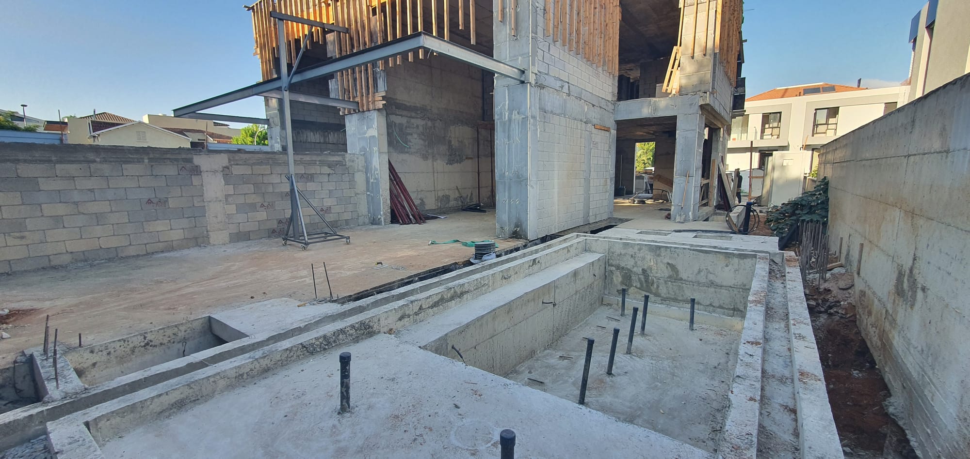 בנית שלד בית דו משפחתי ברעננה