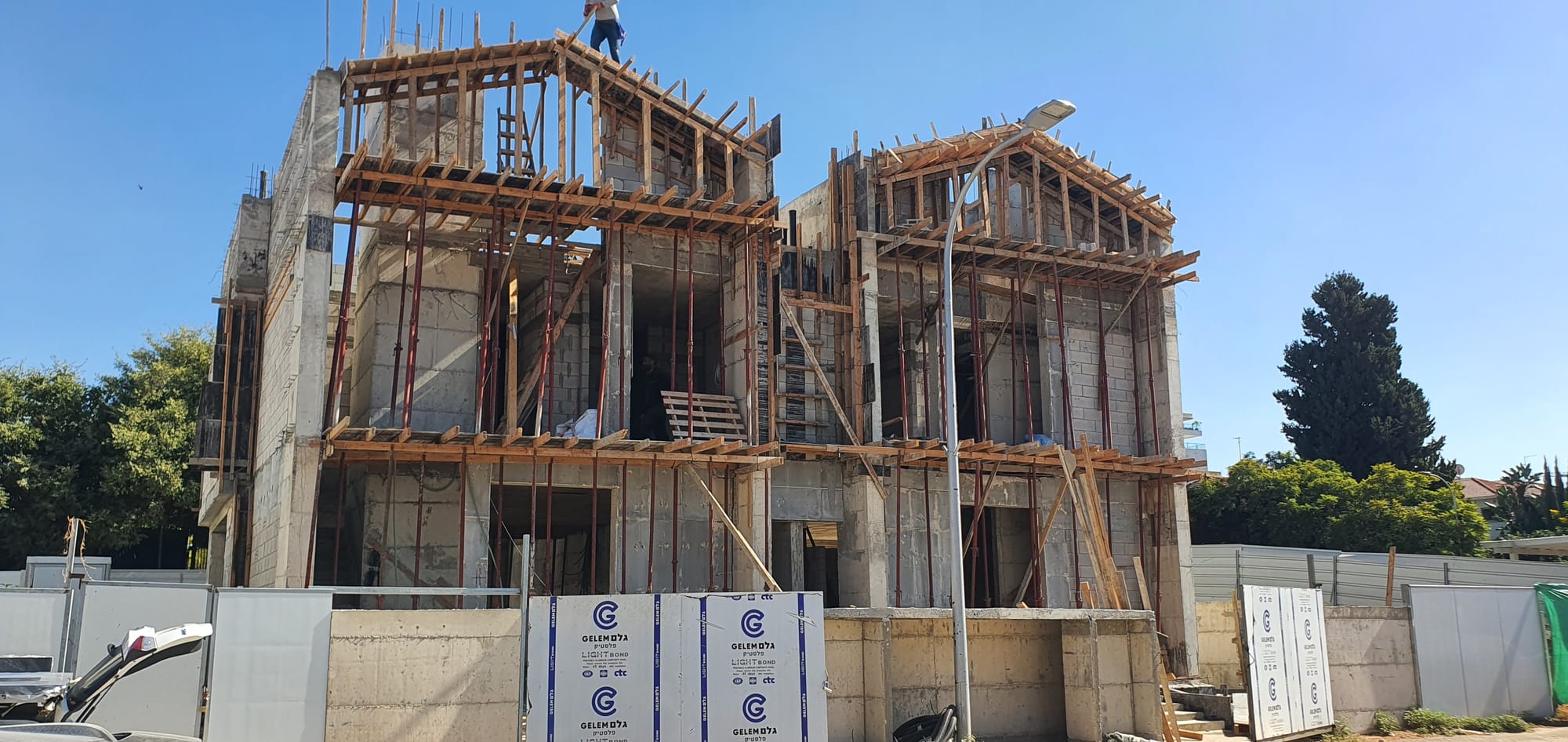 בנית שלד בית דו משפחתי ברעננה