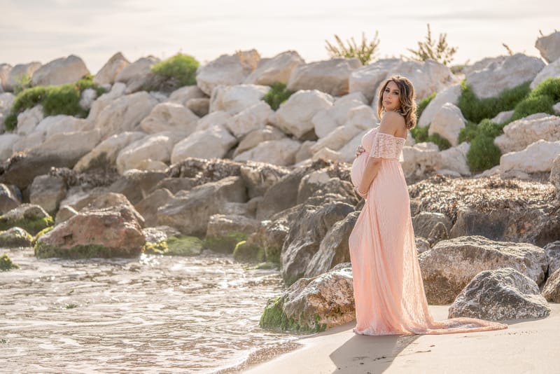 CETTE SÉANCE PHOTO EN EXTÉRIEUR EST BIEN PLUS QU'UN SIMPLE SOUVENIR DE GROSSESSE