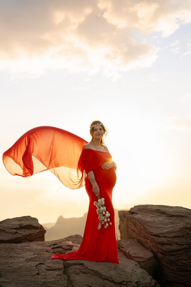 CETTE SÉANCE PHOTO EN EXTÉRIEUR EST BIEN PLUS QU'UN SIMPLE SOUVENIR DE GROSSESSE