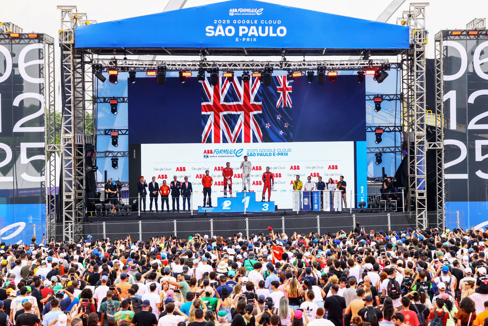 DENNIS GANA EMOCIONANTE INAUGURACIÓN DE TEMPORADA EN SÃO PAULO