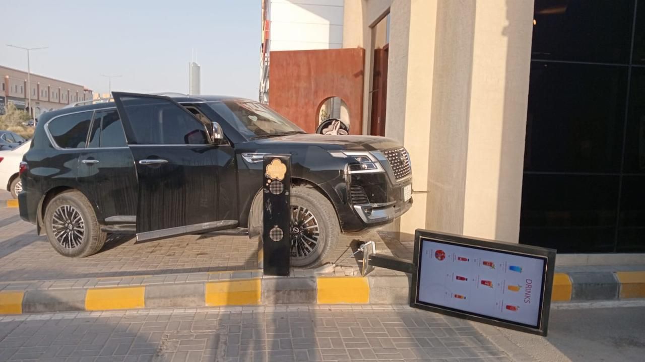 اختبار المتانة الحقيقي: شاشة طلبات السيارات (Drive-Thru) تُقاوم الاصطدام المباشر وتستمر بالعمل دون انقطاع