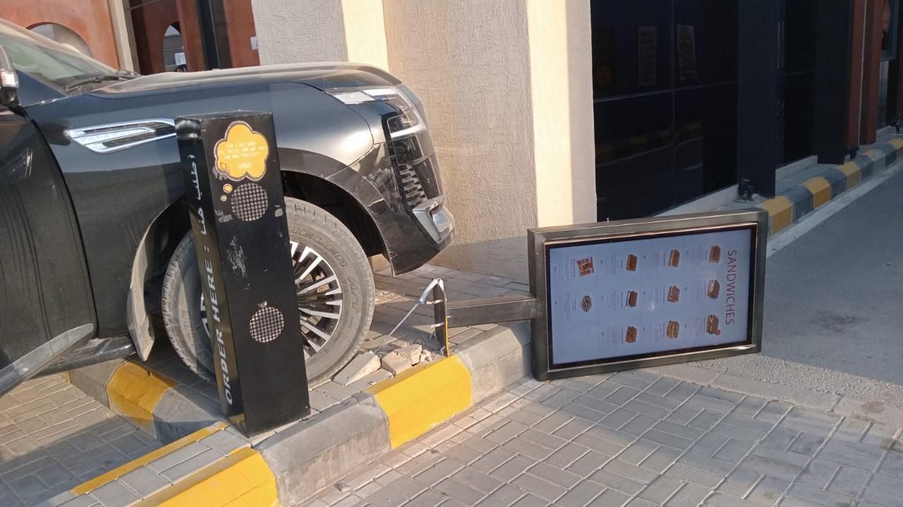اختبار المتانة الحقيقي: شاشة طلبات السيارات (Drive-Thru) تُقاوم الاصطدام المباشر وتستمر بالعمل دون انقطاع