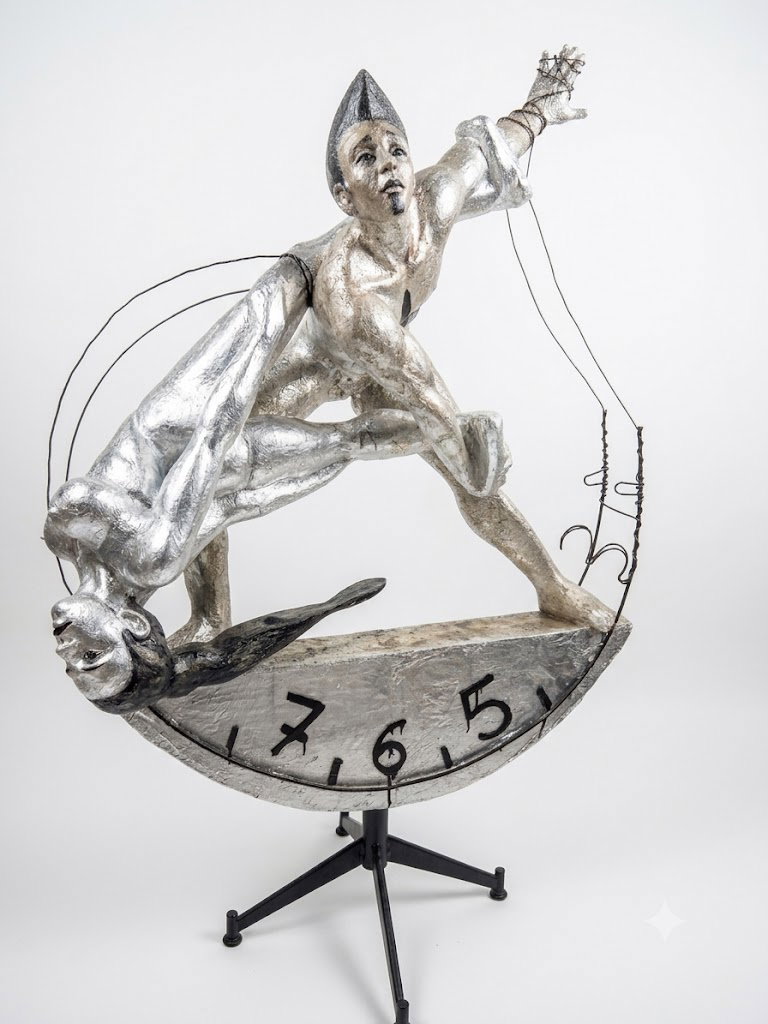 2016 ''IL TEMPO'' h 160 cm × 100 cm × 40 cm. vetroresina con foglia d'argento(1)