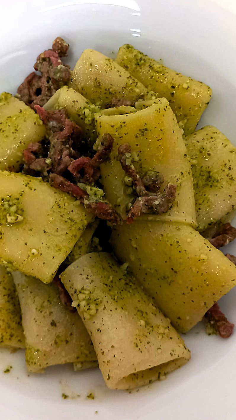 PACCHERI AL PESTO DI RUCOLA E CARNE SALADA