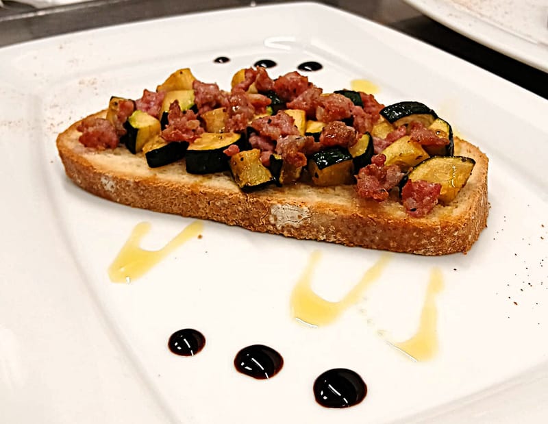 BRUSCHETTONE SALSICCIA E ZUCCHINE