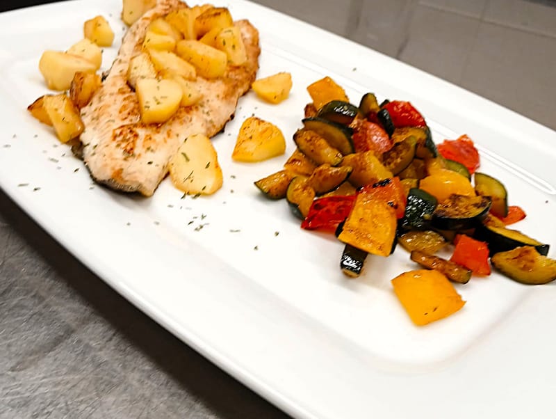 FILETTO DI SALMERINO ALLE MELE CON PEPERONI E ZUCCHINE