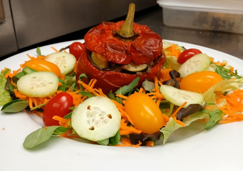 PEPERONE RIPIENO E VERDURE FRESCHE DI STAGIONE