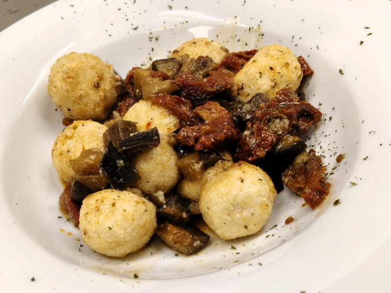 GNOCCHI DI RICOTTA AFFUMICATA CON MELANZANE E POMODORI SECCHI