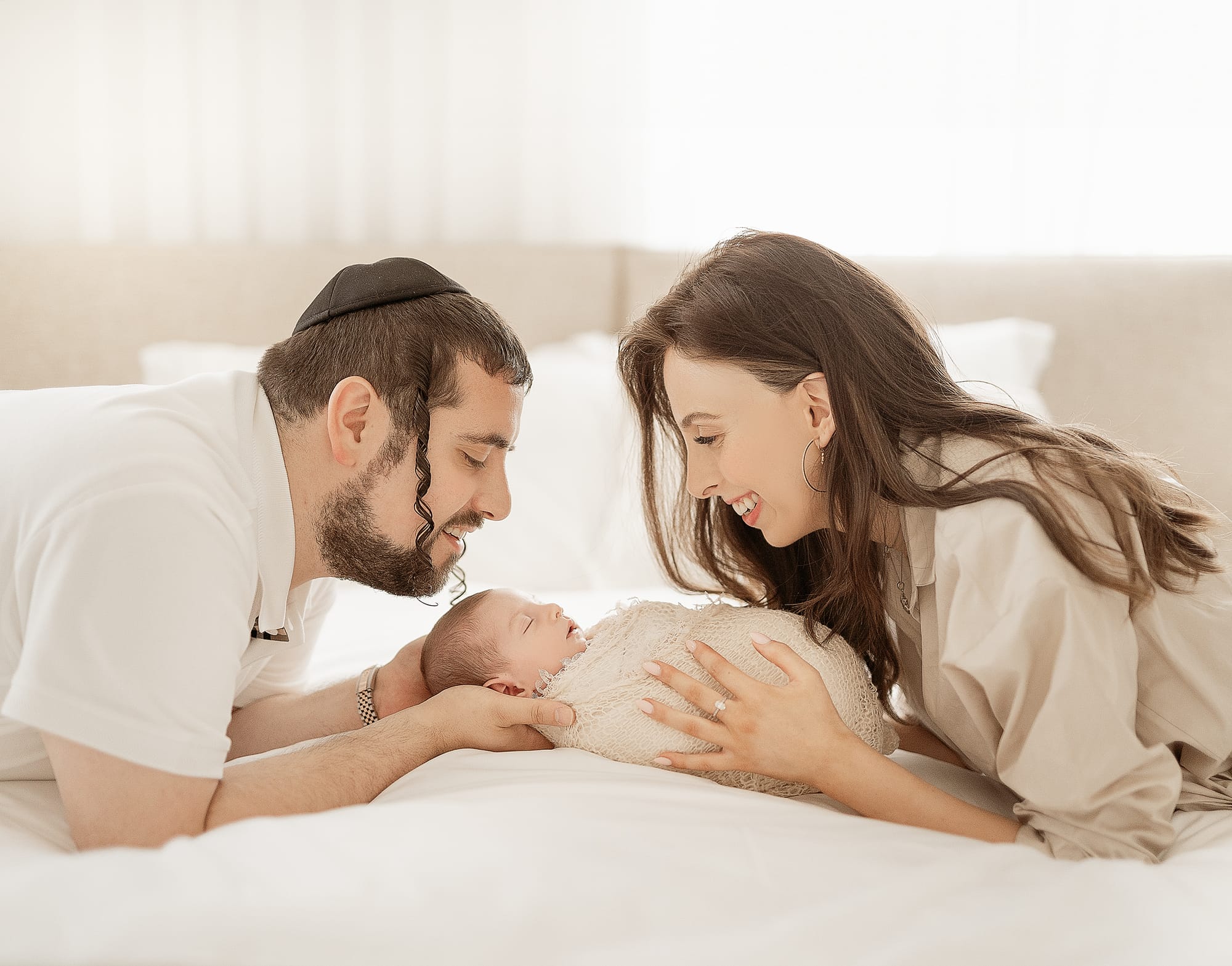 צילום בבית הלקוח באור טבעי- הרגעים הכי אמיתיים שלכם במקום הכי קרוב ללב