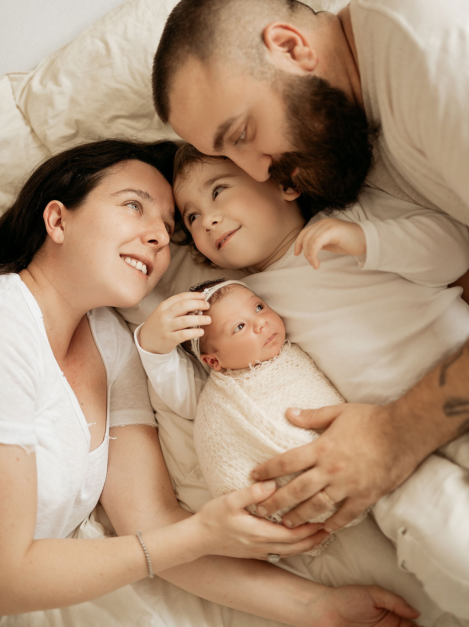 צילום בבית הלקוח באור טבעי- הרגעים הכי אמיתיים שלכם במקום הכי קרוב ללב