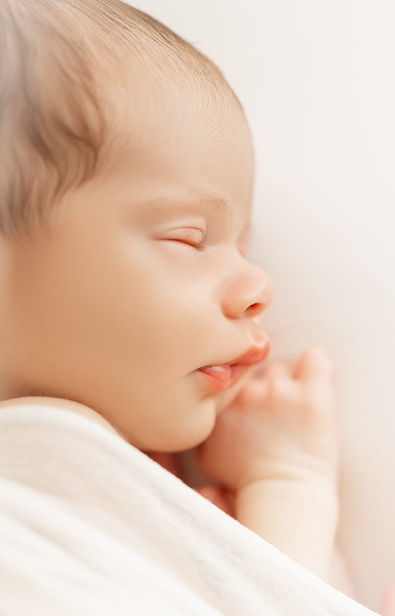 צילומי ניובורן בסטודיו או בית הלקוח