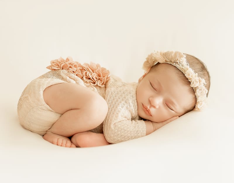 צילומי ניובורן בסטודיו או בית הלקוח