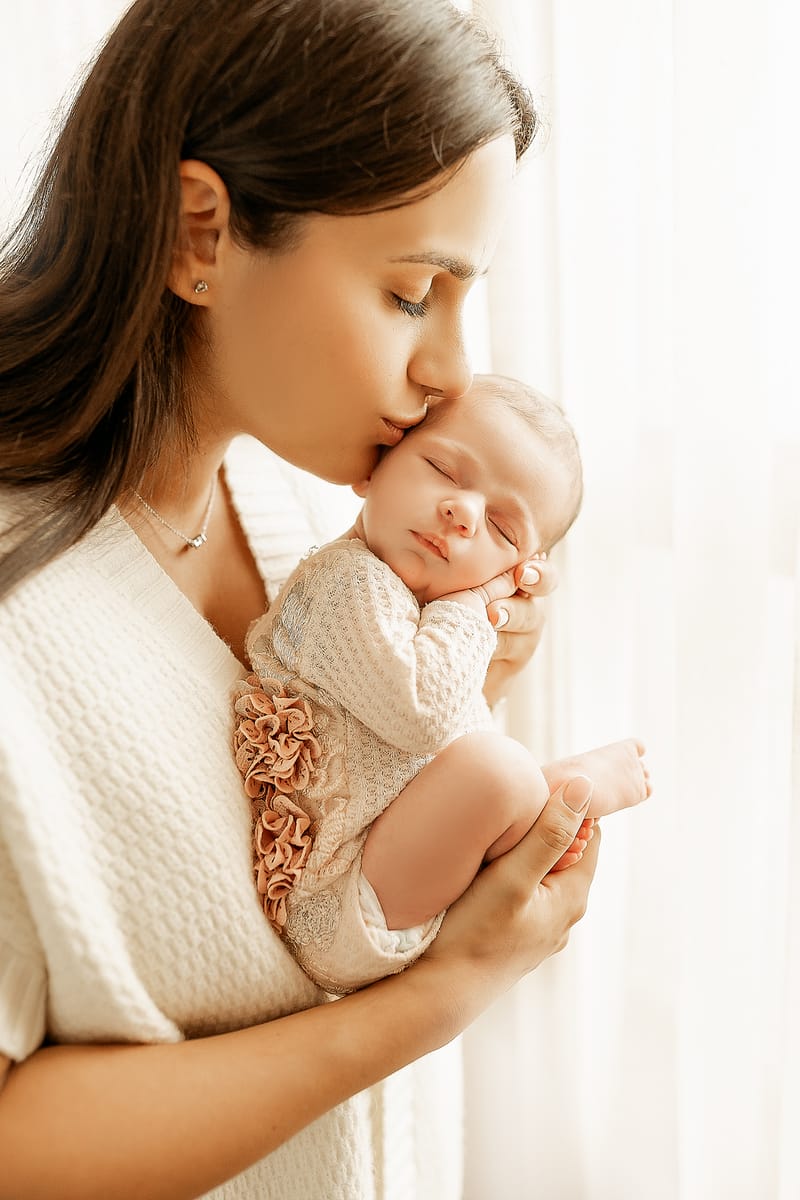 צילומי ניובורן בסטודיו או בית הלקוח