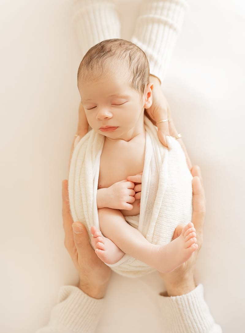 צילומי ניובורן בסטודיו או בית הלקוח