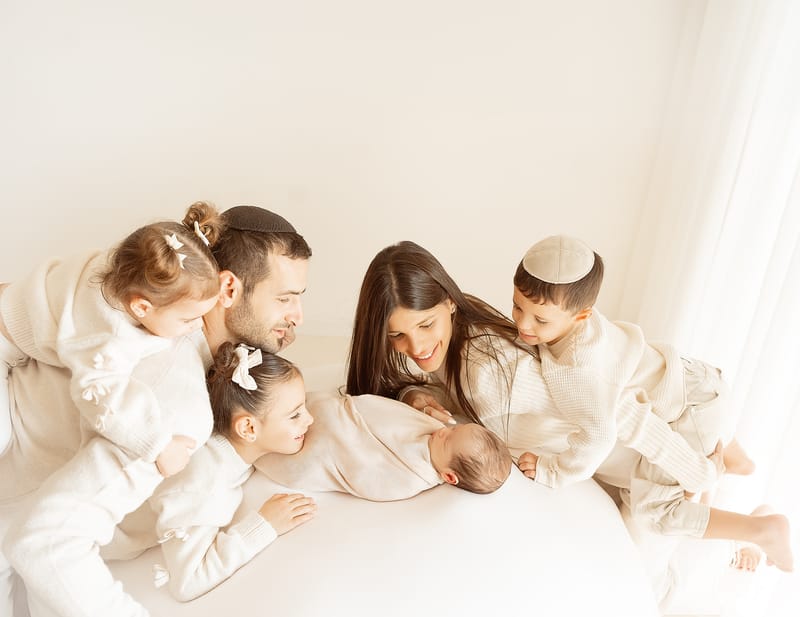 צילומי ניובורן בסטודיו או בית הלקוח