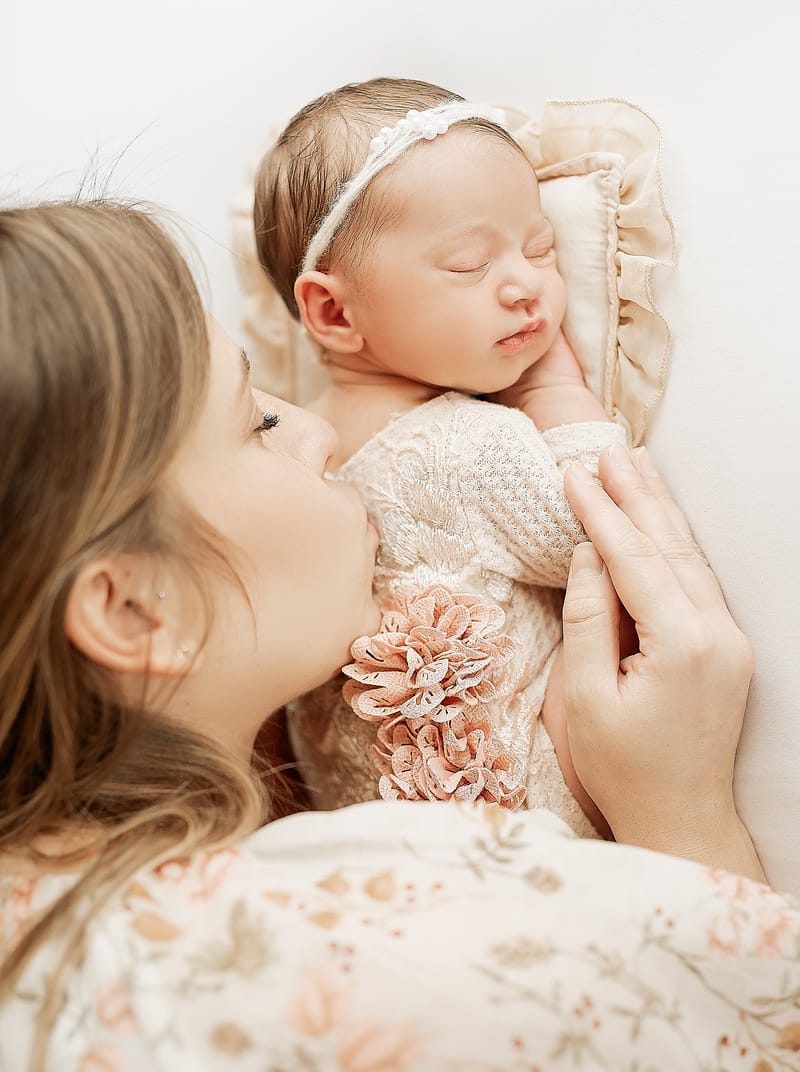 צילומי ניובורן בסטודיו או בית הלקוח