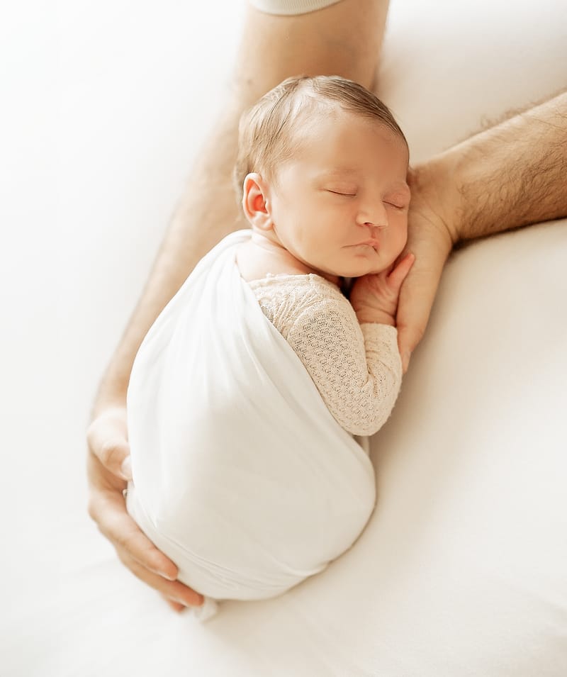 צילומי ניובורן בסטודיו או בית הלקוח