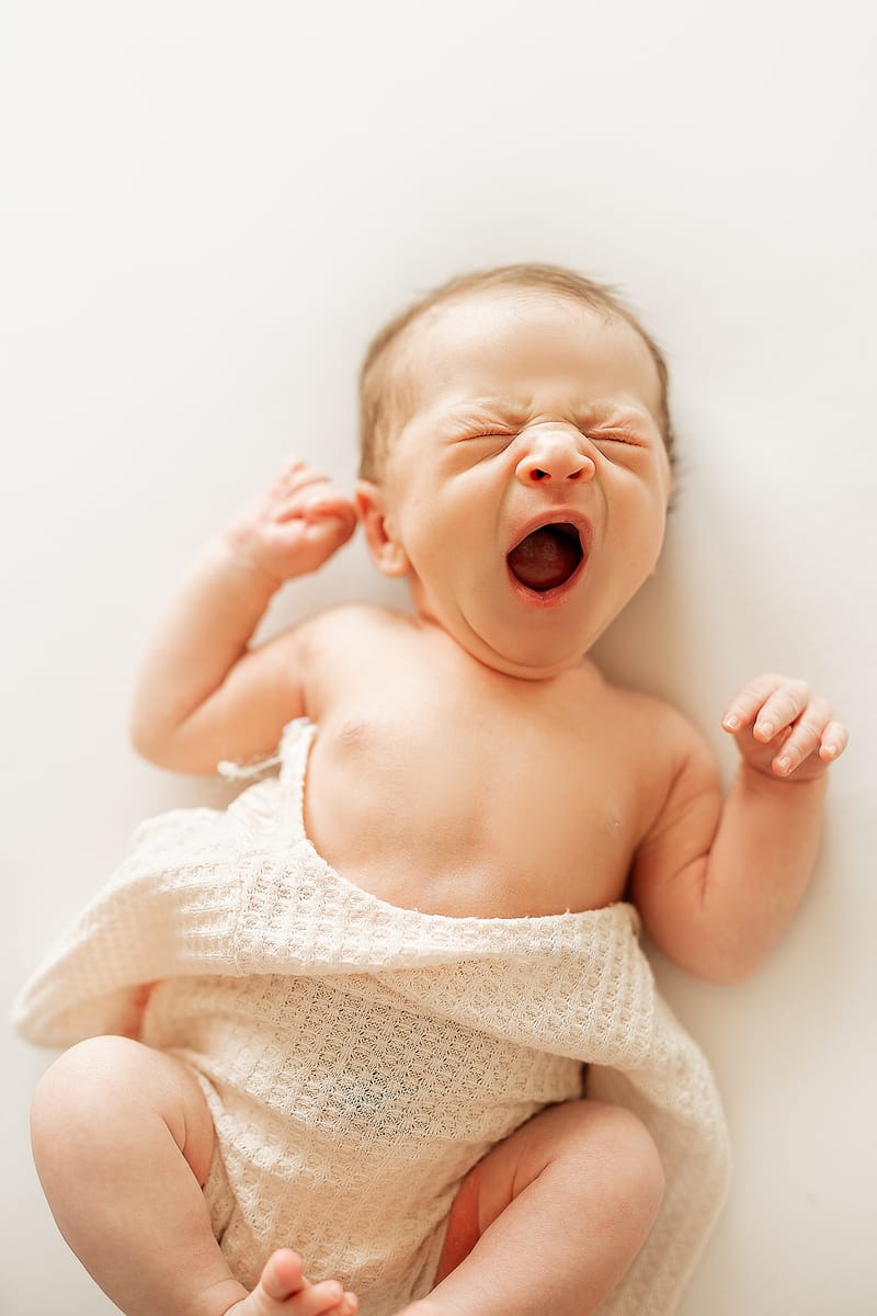 צילומי ניובורן בסטודיו או בית הלקוח