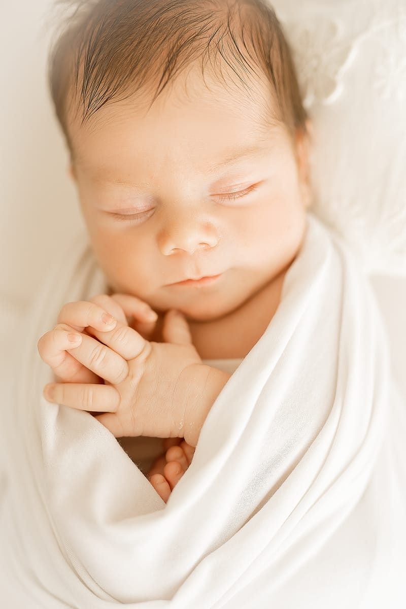 צילומי ניובורן בסטודיו או בית הלקוח