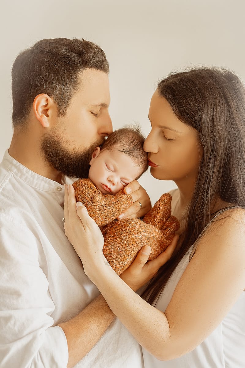 צילומי ניובורן בסטודיו או בית הלקוח
