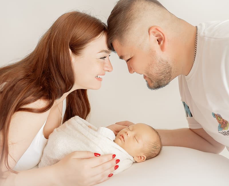 צילומי ניובורן בסטודיו או בית הלקוח