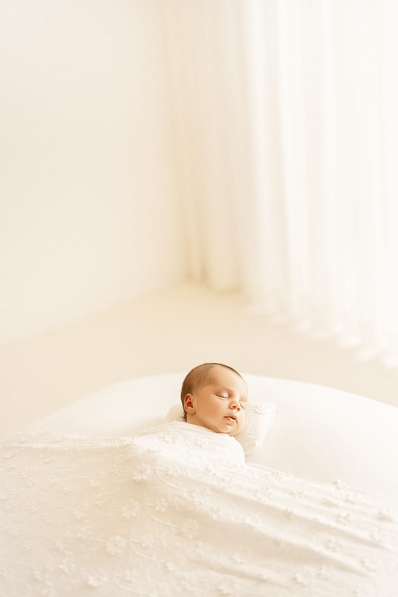 צילומי ניובורן בסטודיו או בית הלקוח