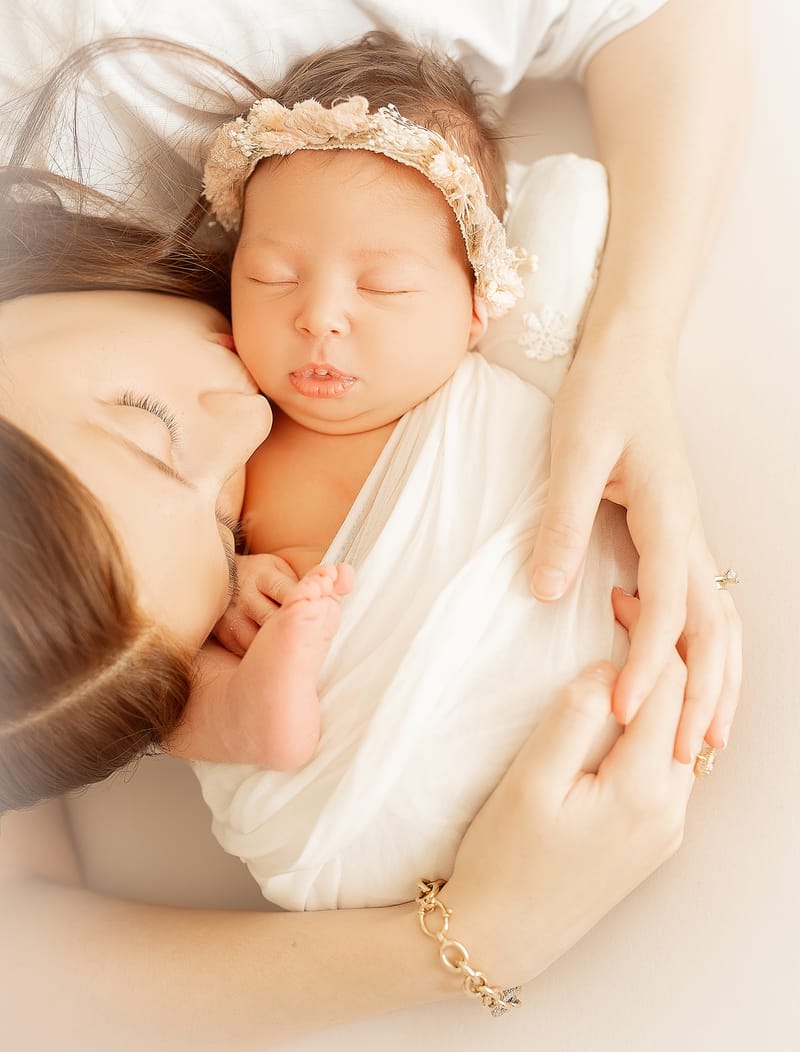 צילומי ניובורן בסטודיו או בית הלקוח