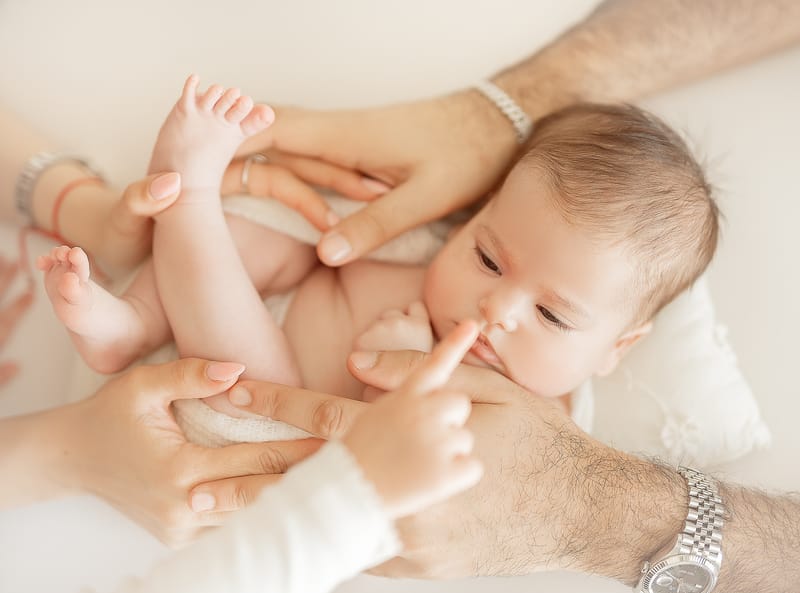צילומי ניובורן בסטודיו או בית הלקוח