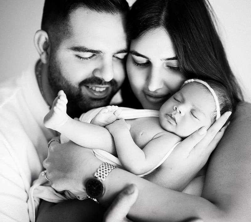 צילומי ניובורן בסטודיו או בית הלקוח