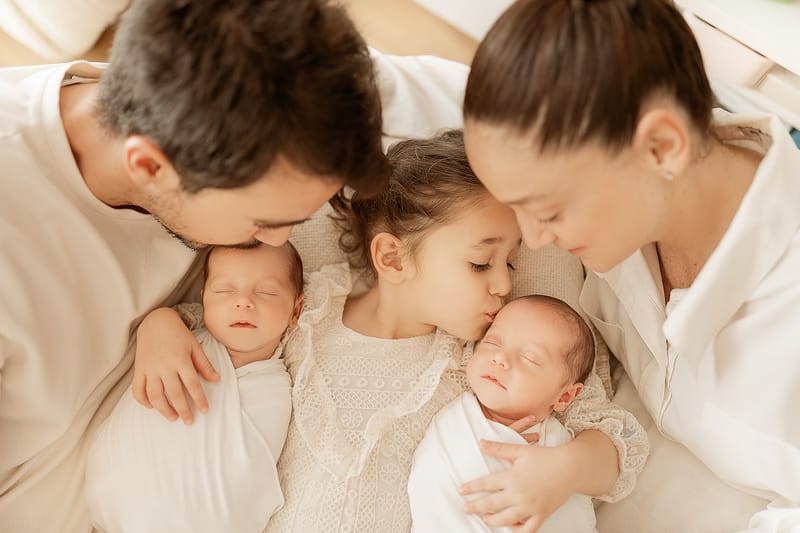 צילומי ניובורן בסטודיו או בית הלקוח