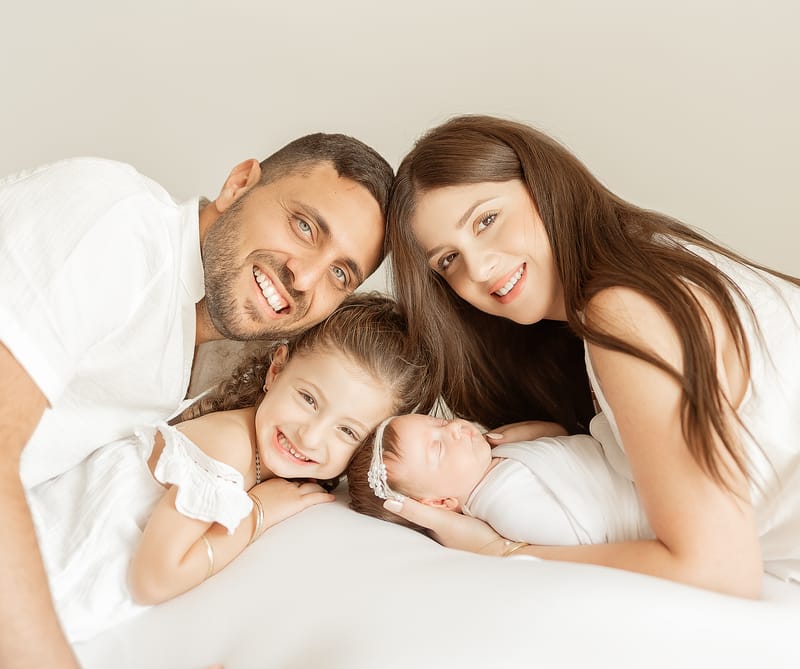 צילומי ניובורן בסטודיו או בית הלקוח