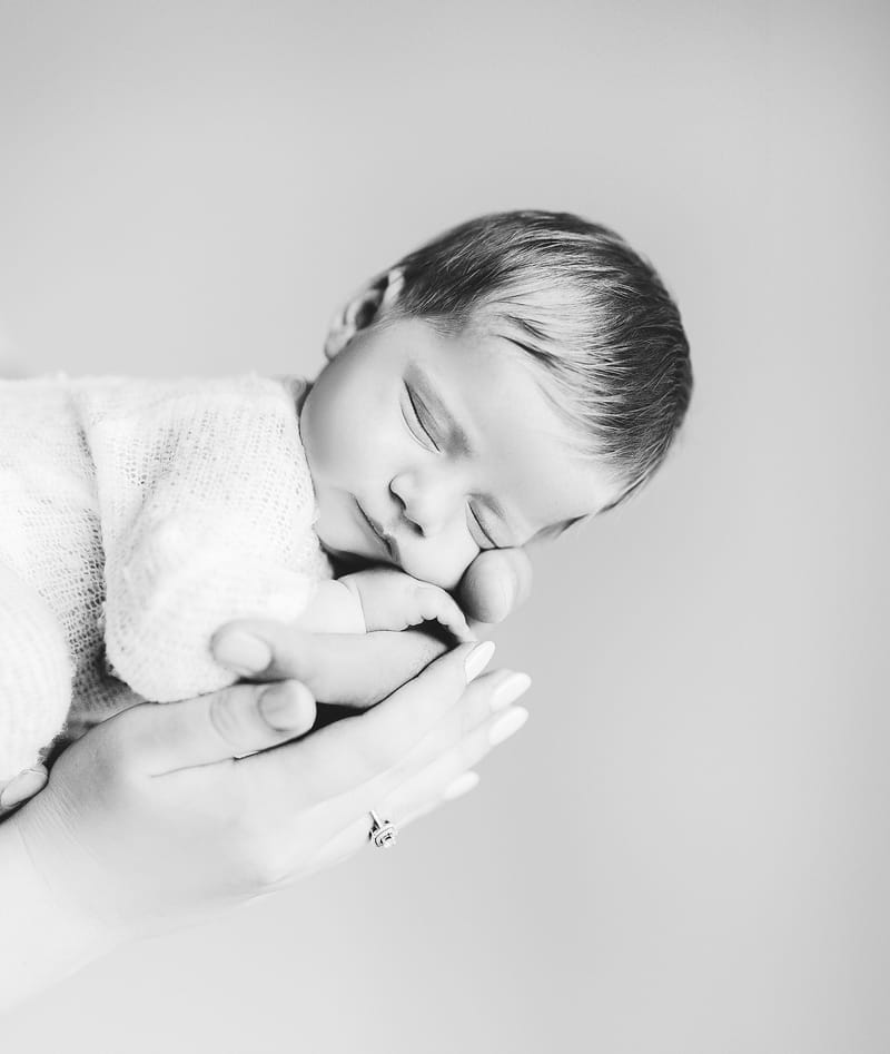 צילומי ניובורן בסטודיו או בית הלקוח