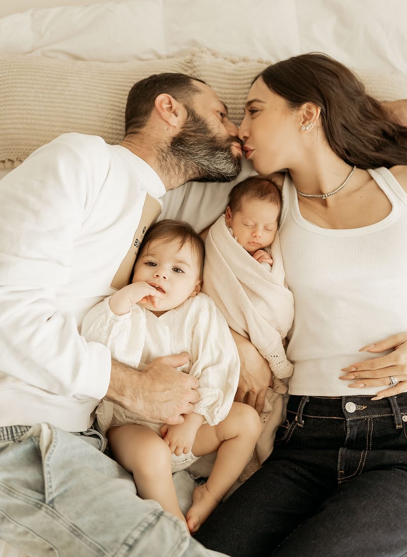 צילומי ניובורן בסטודיו או בית הלקוח