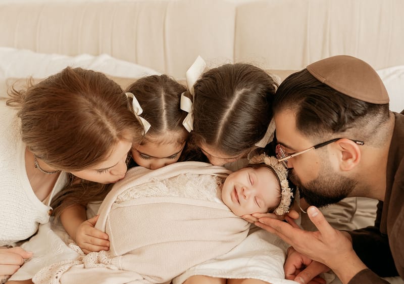 צילומי ניובורן בסטודיו או בית הלקוח