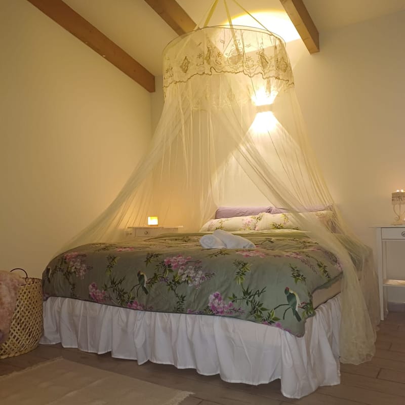 ביישוב מיצד מתחם נופש כפרי ומפנק במיקום מרכזי (ממש מאחורי התחנה ) קרוב לבתי כנסיות מקווה ומכולת כולל שתי יחידות שניתנות גם להשכרה בנפרד בית קומת קרקע כולל שני חדרי שינה ממוזגים חדר שינה לזוג וחדר ילדים סה"כ 6 מיטות