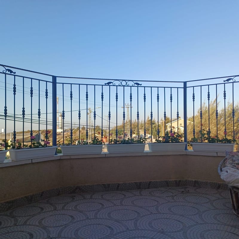 ביישוב מיצד מתחם נופש כפרי ומפנק במיקום מרכזי (ממש מאחורי התחנה ) קרוב לבתי כנסיות מקווה ומכולת כולל שתי יחידות שניתנות גם להשכרה בנפרד בית קומת קרקע כולל שני חדרי שינה ממוזגים חדר שינה לזוג וחדר ילדים סה"כ 6 מיטות