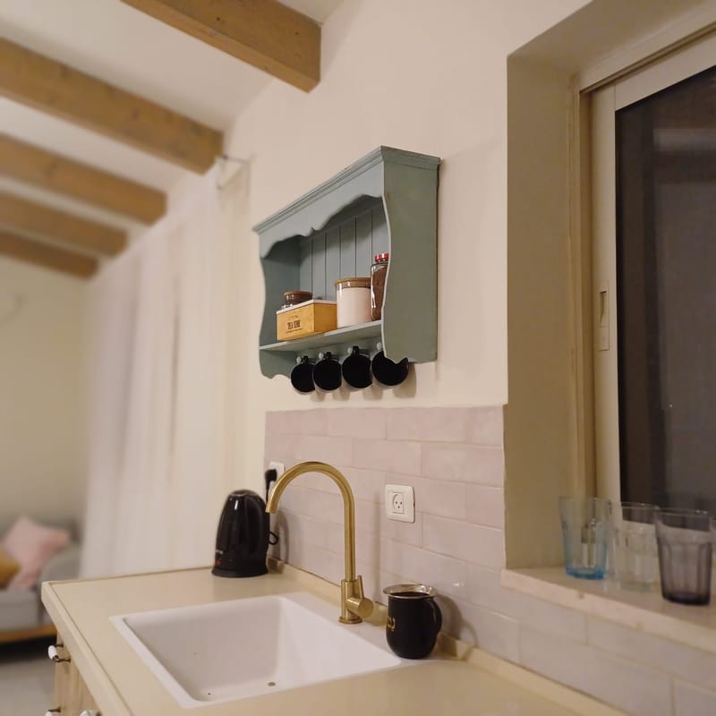 ביישוב מיצד מתחם נופש כפרי ומפנק במיקום מרכזי (ממש מאחורי התחנה ) קרוב לבתי כנסיות מקווה ומכולת כולל שתי יחידות שניתנות גם להשכרה בנפרד בית קומת קרקע כולל שני חדרי שינה ממוזגים חדר שינה לזוג וחדר ילדים סה"כ 6 מיטות