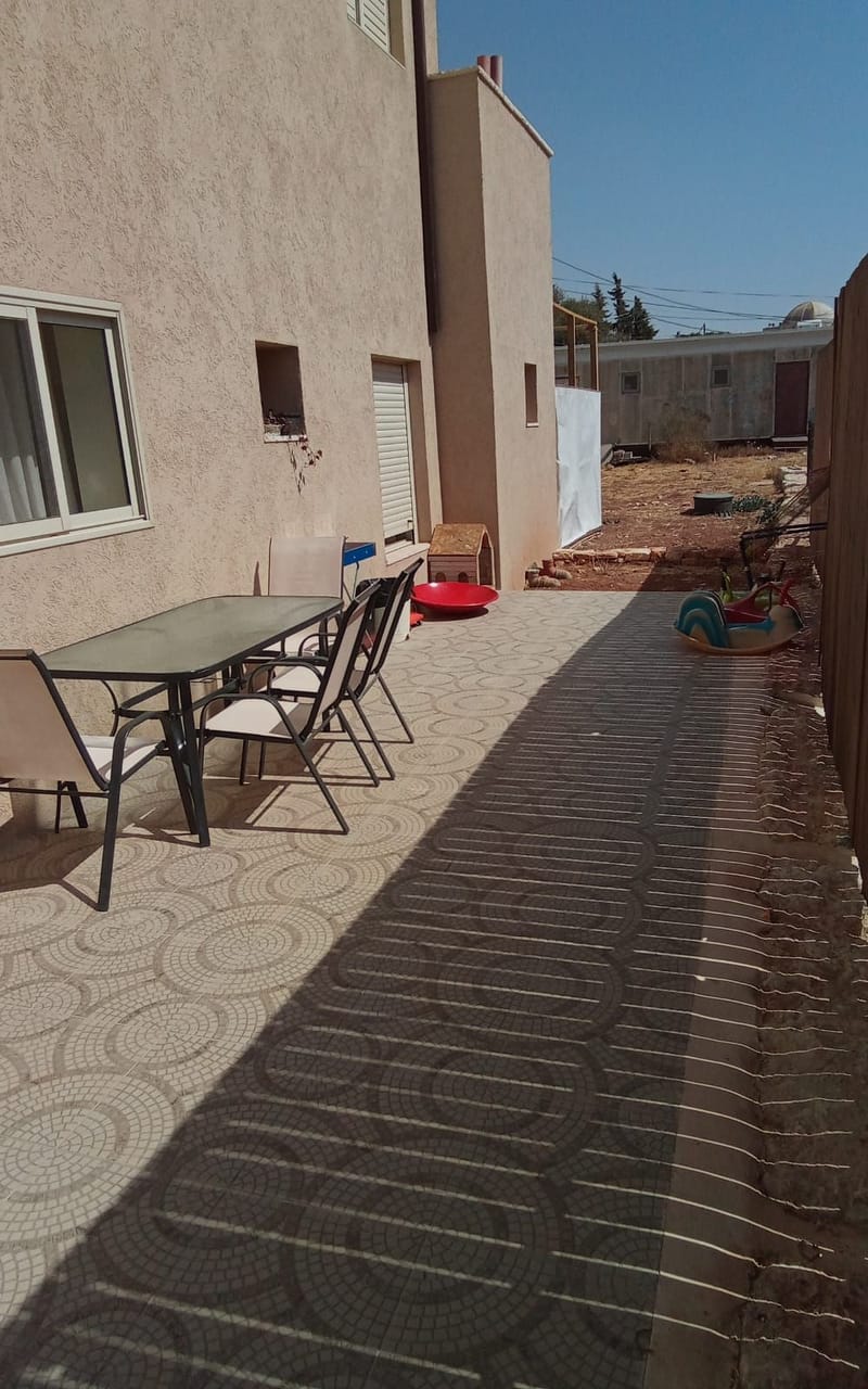 ביישוב מיצד מתחם נופש כפרי ומפנק במיקום מרכזי (ממש מאחורי התחנה ) קרוב לבתי כנסיות מקווה ומכולת כולל שתי יחידות שניתנות גם להשכרה בנפרד בית קומת קרקע כולל שני חדרי שינה ממוזגים חדר שינה לזוג וחדר ילדים סה"כ 6 מיטות