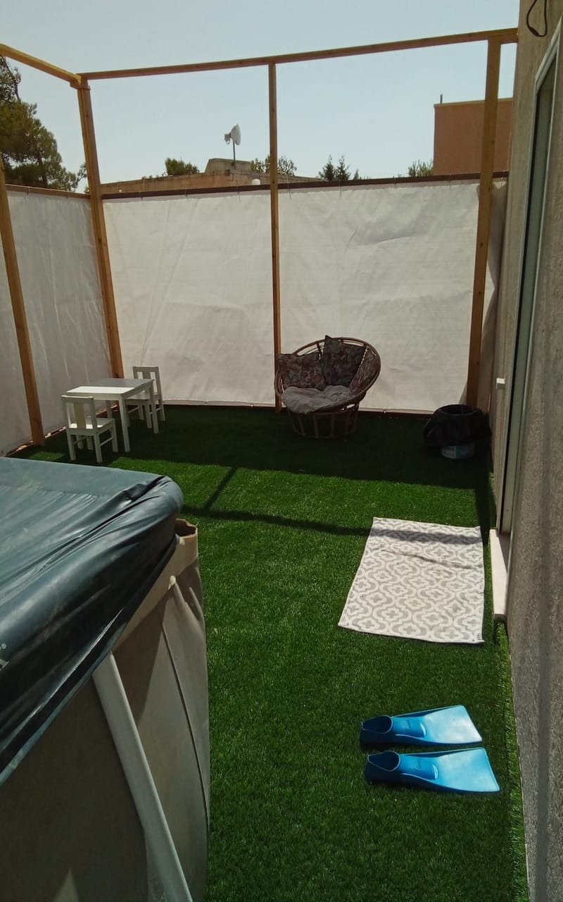 ביישוב מיצד מתחם נופש כפרי ומפנק במיקום מרכזי (ממש מאחורי התחנה ) קרוב לבתי כנסיות מקווה ומכולת כולל שתי יחידות שניתנות גם להשכרה בנפרד בית קומת קרקע כולל שני חדרי שינה ממוזגים חדר שינה לזוג וחדר ילדים סה"כ 6 מיטות