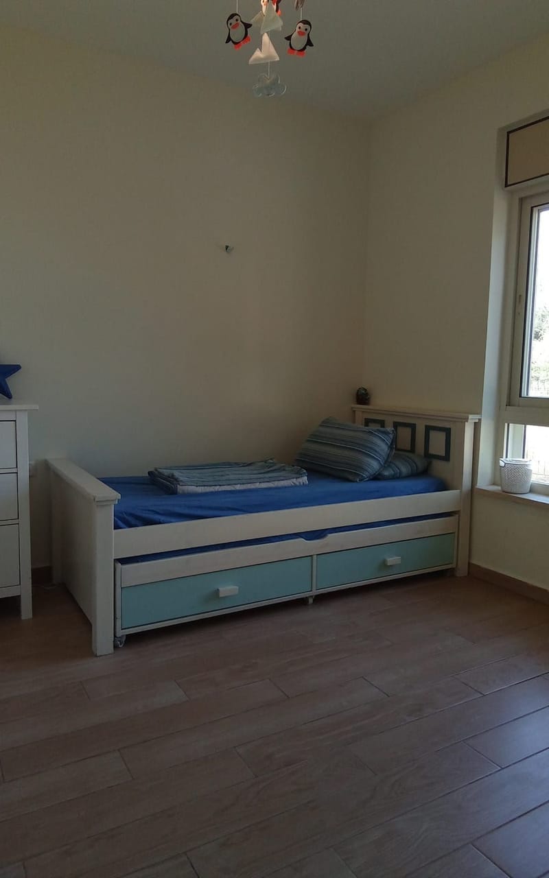 ביישוב מיצד מתחם נופש כפרי ומפנק במיקום מרכזי (ממש מאחורי התחנה ) קרוב לבתי כנסיות מקווה ומכולת כולל שתי יחידות שניתנות גם להשכרה בנפרד בית קומת קרקע כולל שני חדרי שינה ממוזגים חדר שינה לזוג וחדר ילדים סה"כ 6 מיטות