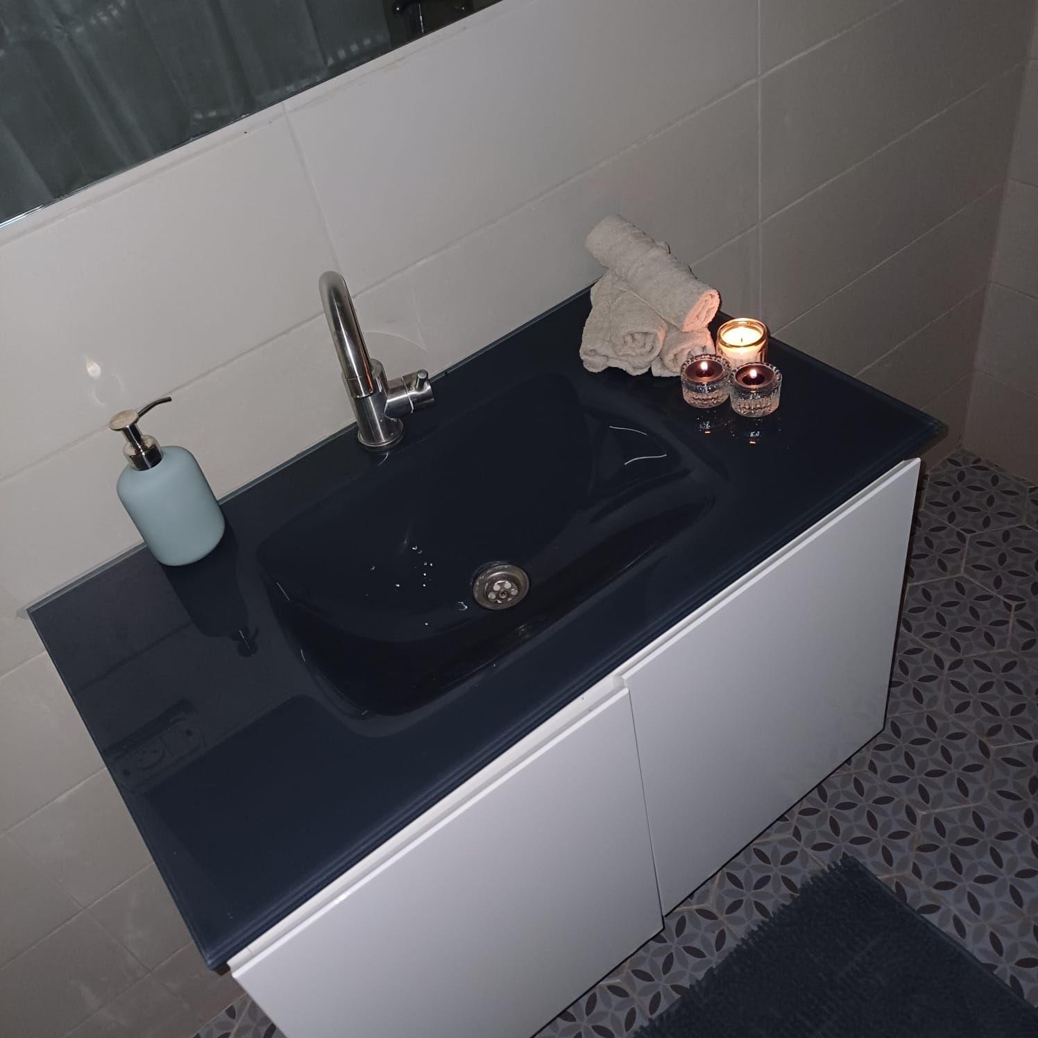 In the settlement of Mizd, a luxurious rural vacation complex in a central location (right behind the station), close to synagogues, a mikveh, and a grocery store. Includes two units that can also be rented separately. Ground floor house includes two air-conditioned bedrooms, a bedroom for a couple, and a children's room. Total of 6 beds.