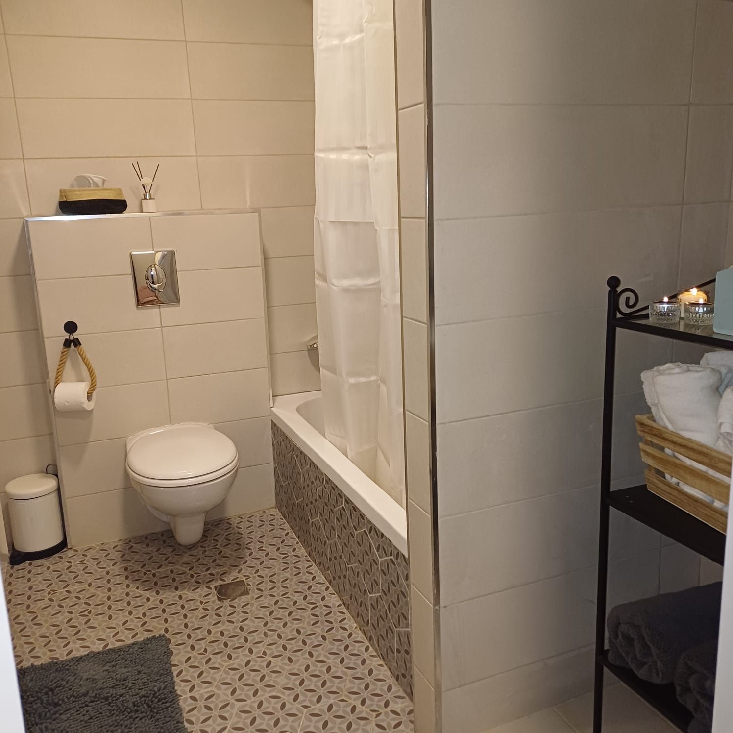 In the settlement of Mizd, a luxurious rural vacation complex in a central location (right behind the station), close to synagogues, a mikveh, and a grocery store. Includes two units that can also be rented separately. Ground floor house includes two air-conditioned bedrooms, a bedroom for a couple, and a children's room. Total of 6 beds.