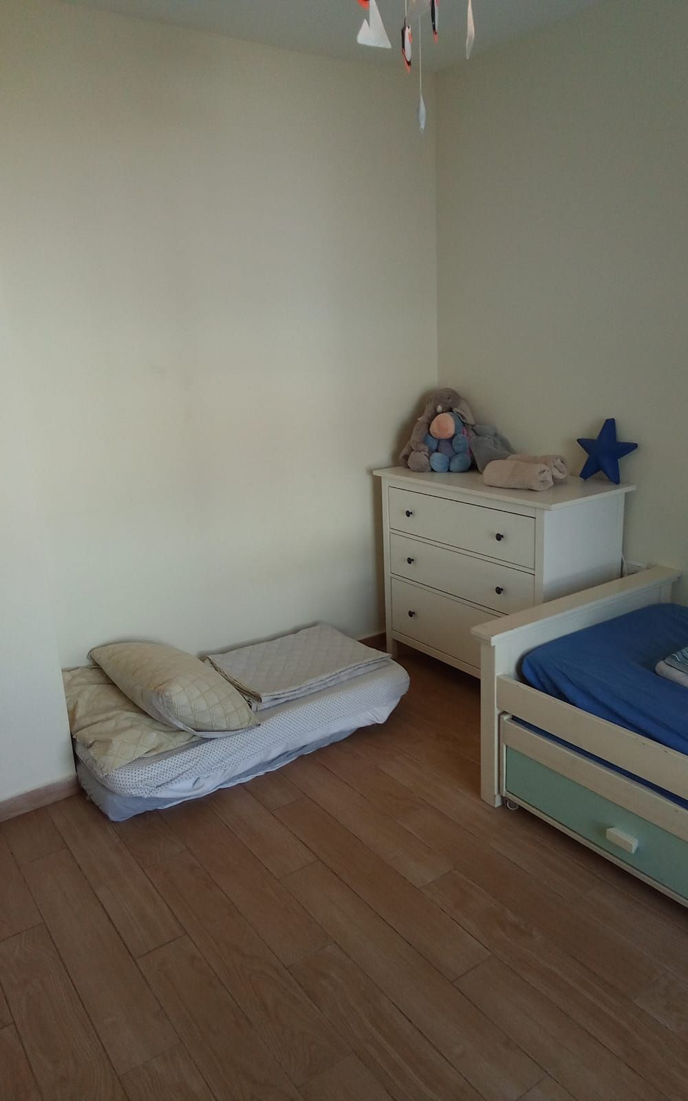 In the settlement of Mizd, a luxurious rural vacation complex in a central location (right behind the station), close to synagogues, a mikveh, and a grocery store. Includes two units that can also be rented separately. Ground floor house includes two air-conditioned bedrooms, a bedroom for a couple, and a children's room. Total of 6 beds.