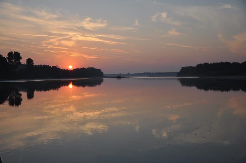 Yoga sulla piattaforma galleggiante all'alba